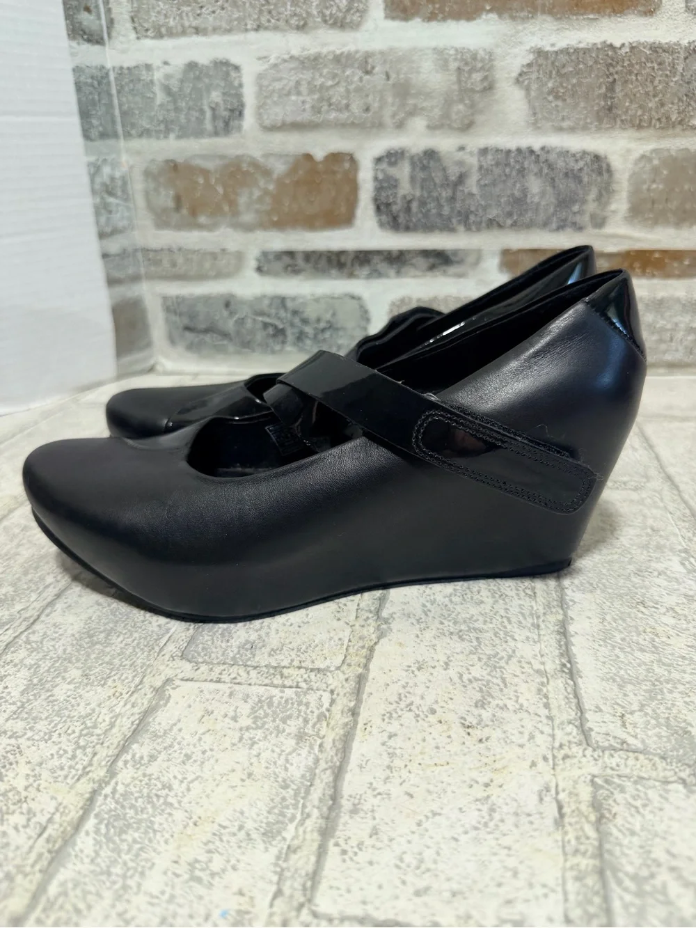 Tsubo Black Patent-Trim Mary Jane wedge shoes 6.5